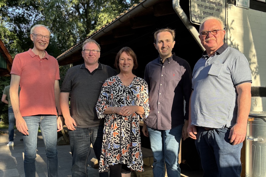 Detlef Beckschewe (von links), Thorsten Halwe, Bianca Winkelmann, Florian Hemann und Werner Uehlemann haben sich gefreut, beim Grillgespr�ch mit den G�sten ins Gespr�ch kommen zu k�nnen.