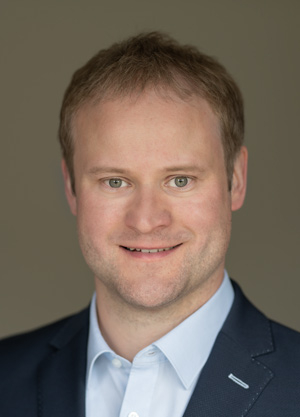Dr. Henning Vieker